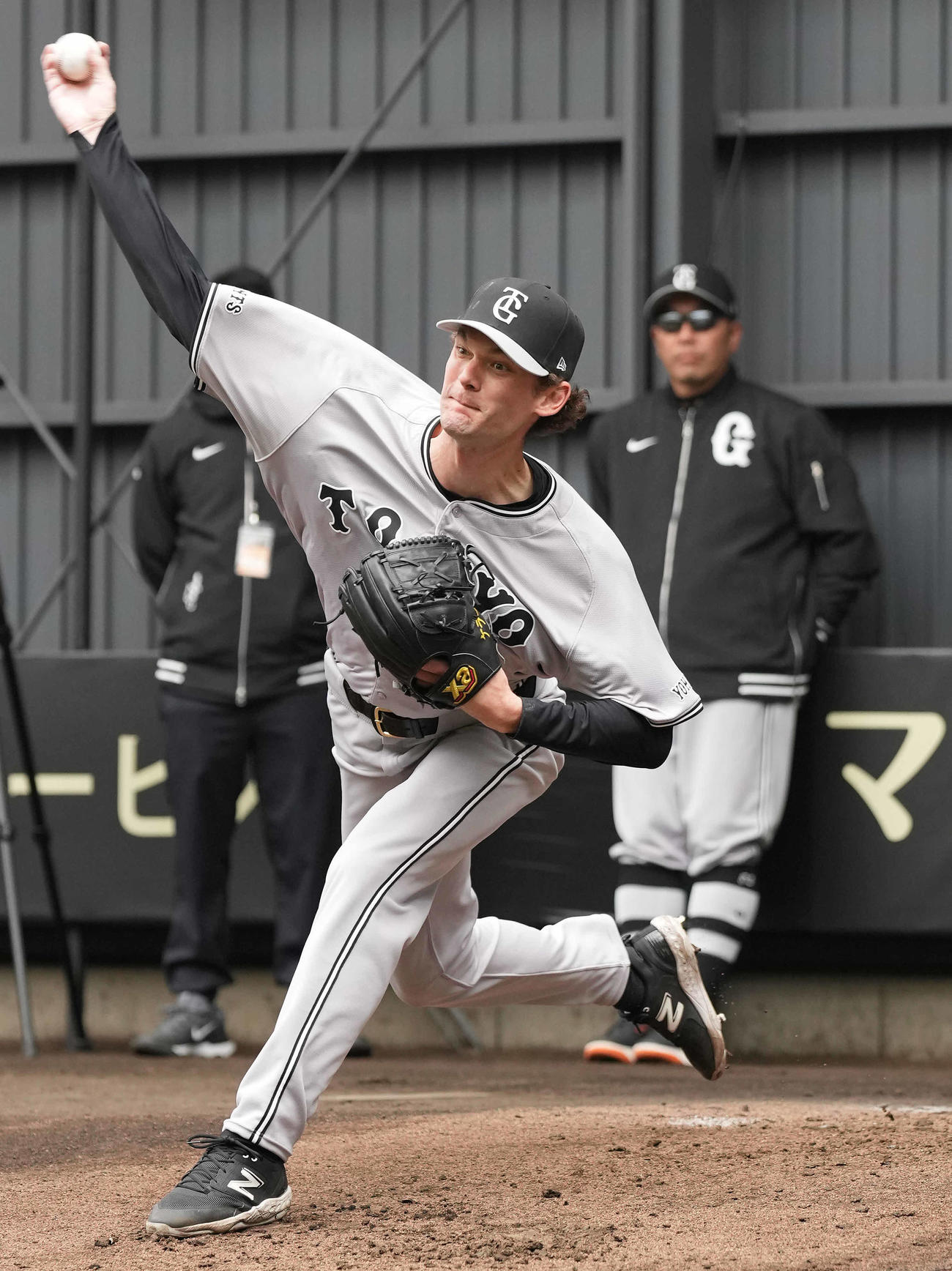 阿部監督（右奥）が見守る中、ブルペンで投球する巨人ケラー（撮影・鈴木みどり）