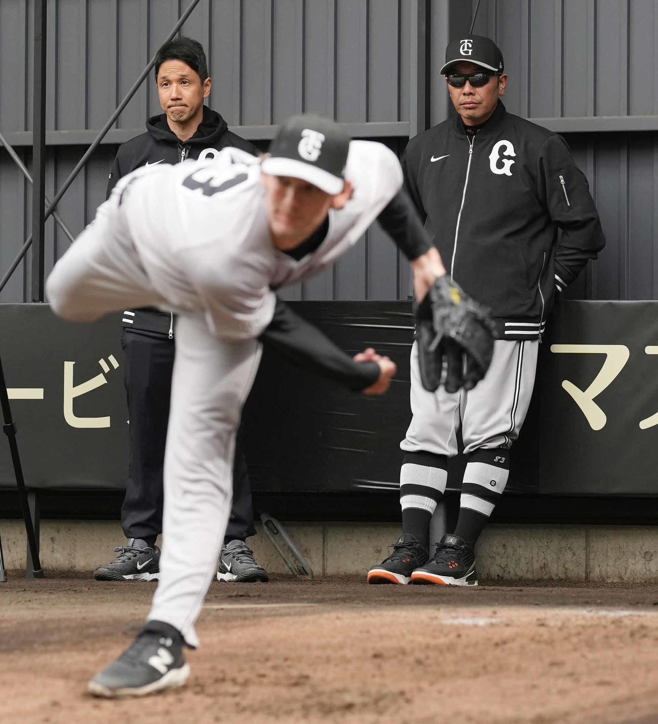 ブルペンでケラーの投球を見る巨人阿部監督（撮影・鈴木みどり）