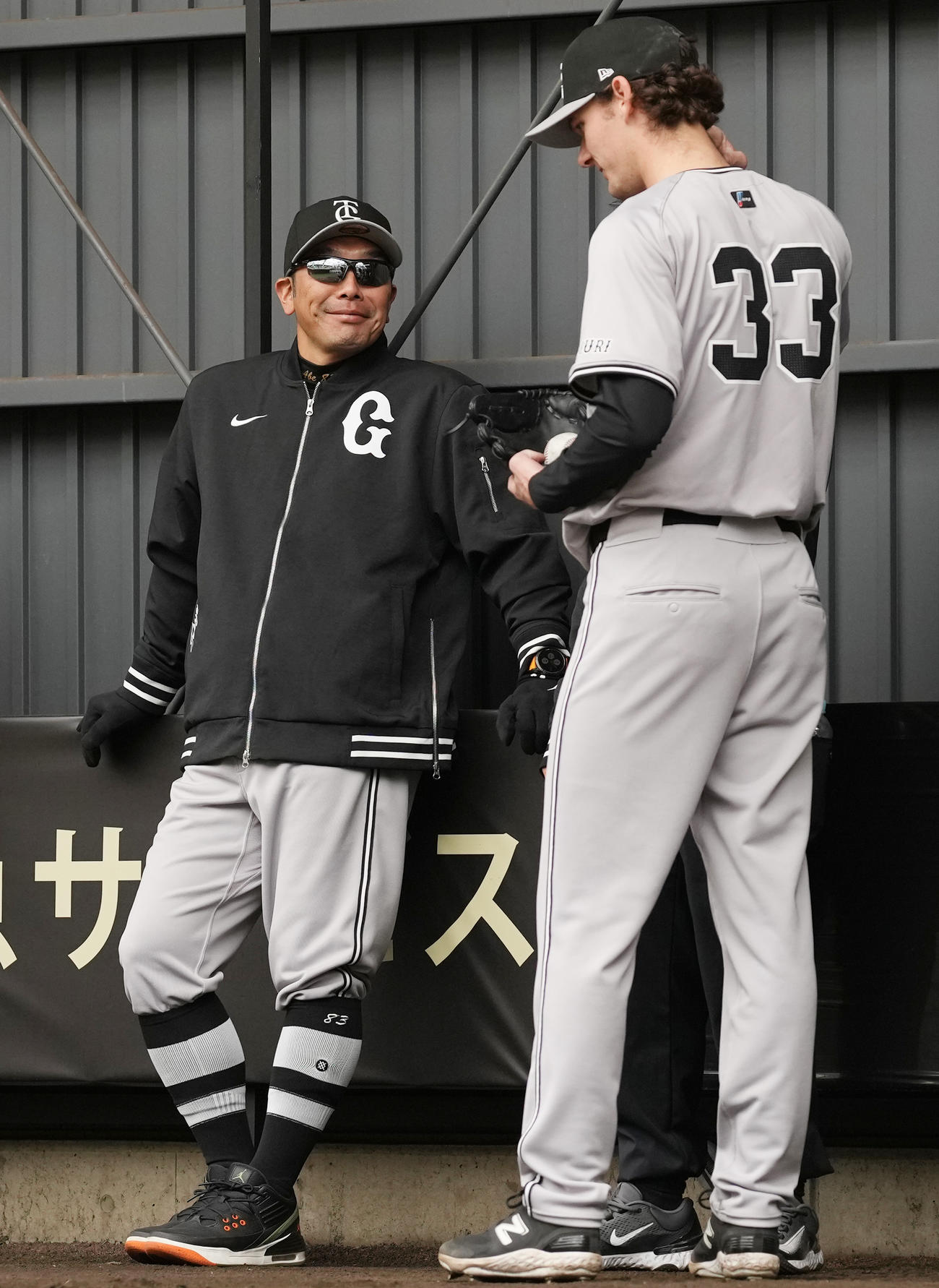 ブルペンでの投球を終えたケラー（右）と笑顔で話す巨人阿部監督（撮影・鈴木みどり）