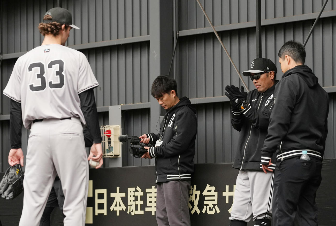 ブルペンでの投球を終えたケラー（左）に拍手を送る巨人阿部監督（右から2人目）（撮影・鈴木みどり）