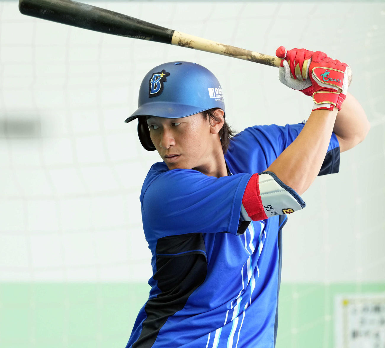室内でフリー打撃を行ったDeNA井上（撮影・たえ見朱実）