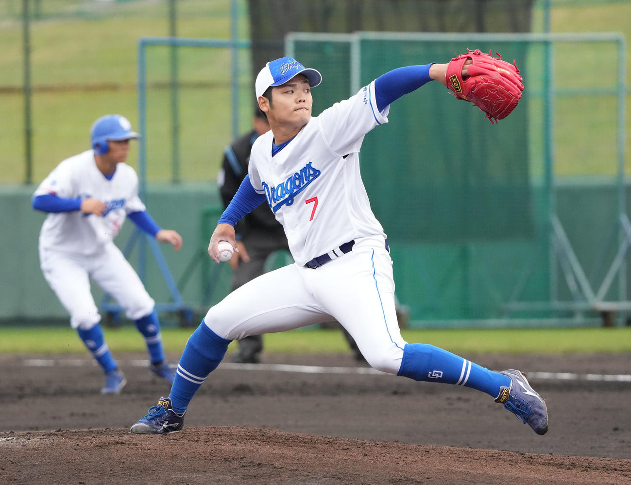 シート打撃練習に登板する中日根尾（撮影・森本幸一）