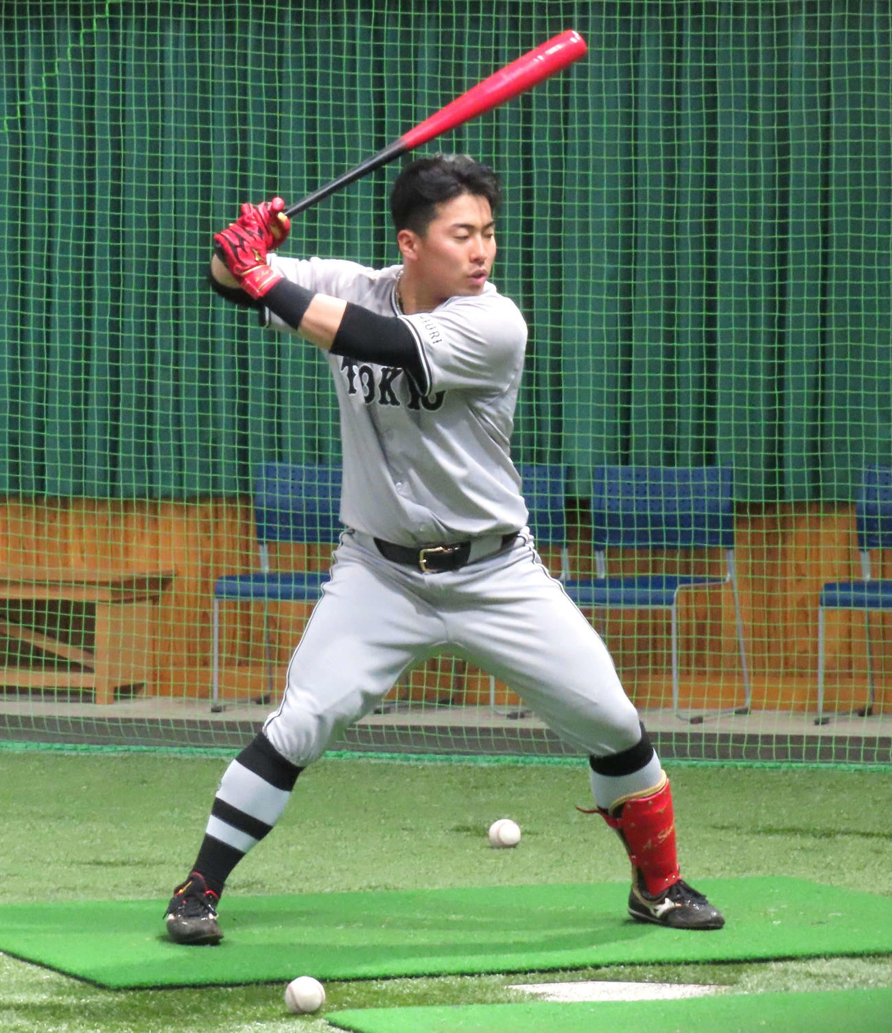 ティー打撃を行う巨人浅野（撮影・黒須亮）