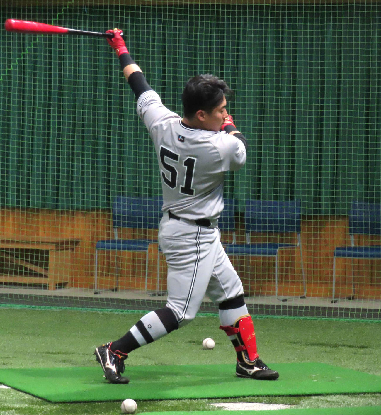 ティー打撃を行う巨人浅野（撮影・黒須亮）