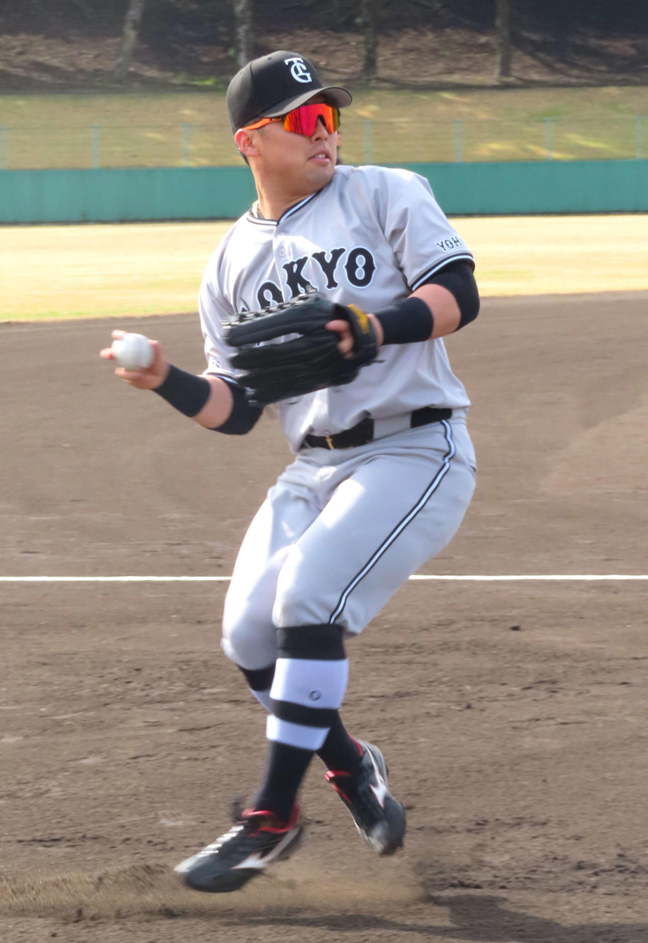 キャッチボールを行う巨人浅野（撮影・黒須亮）