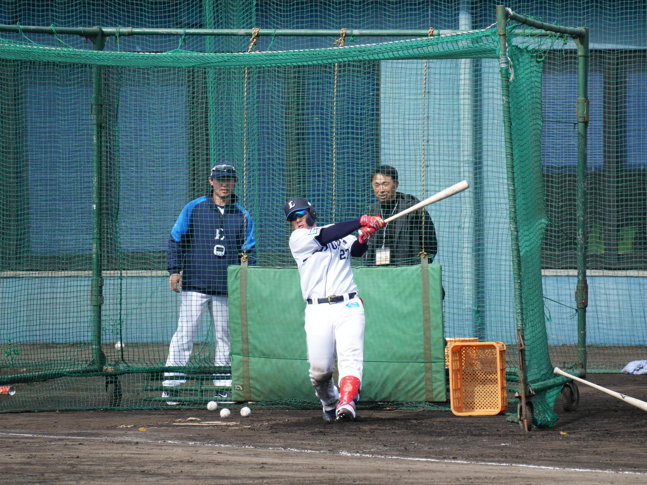 西武南郷キャンプ4日目、フリー打撃に臨む西武炭谷。後方右は本紙評論家の宮本氏（撮影・小沢裕）