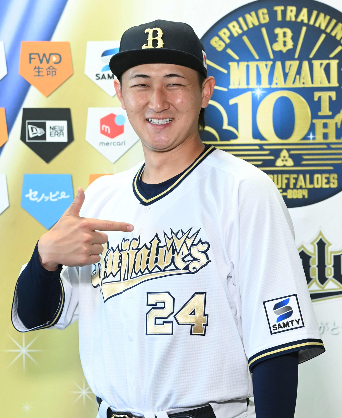 開幕シリーズで着用する特別ユニホームを披露するオリックス紅林（撮影・和賀正仁）