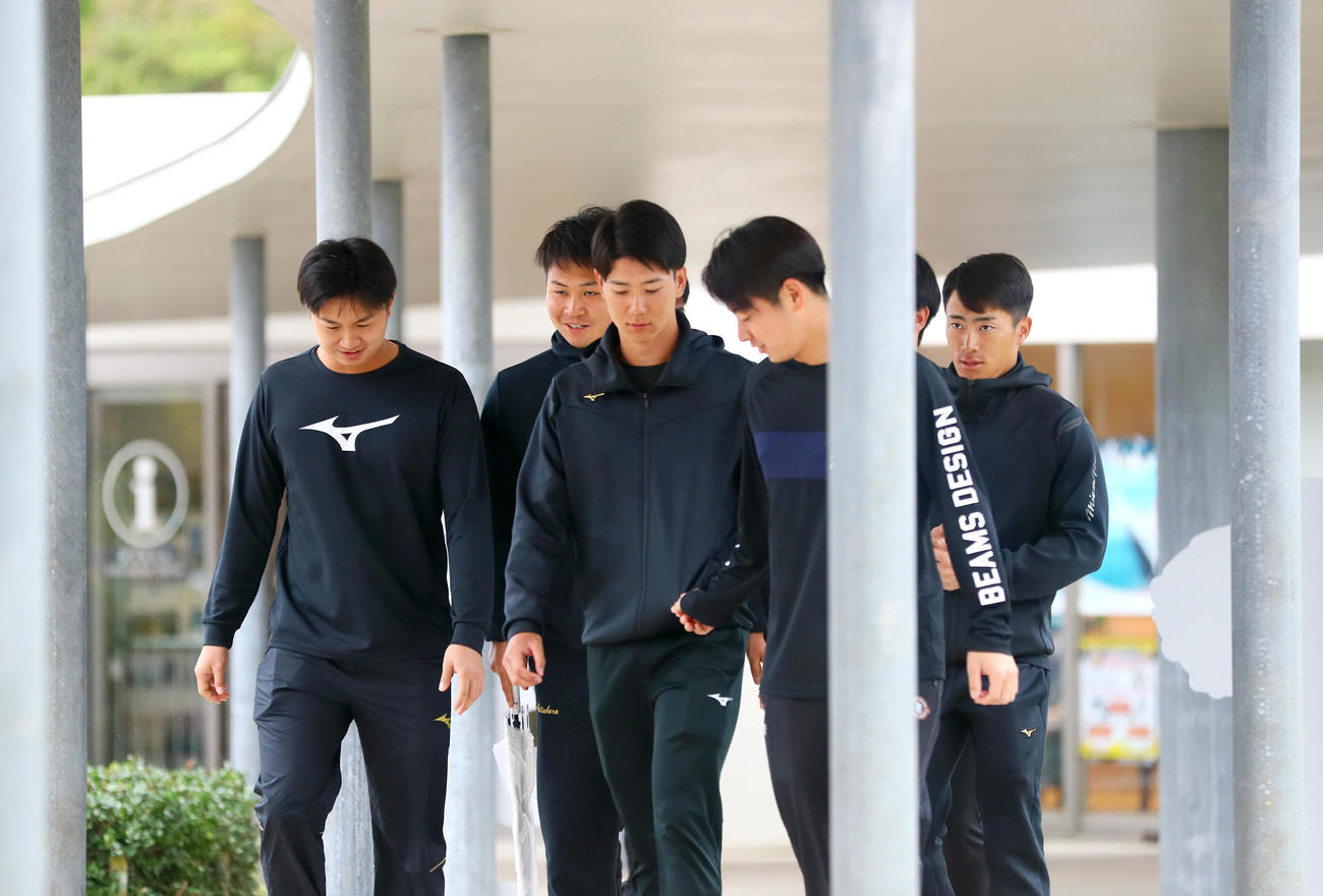 キャンプ休日、勝連城跡あまわりパークを訪れる阪神の新人ら、左から津田、松原、山田、下村、福島（撮影・上山淳一）