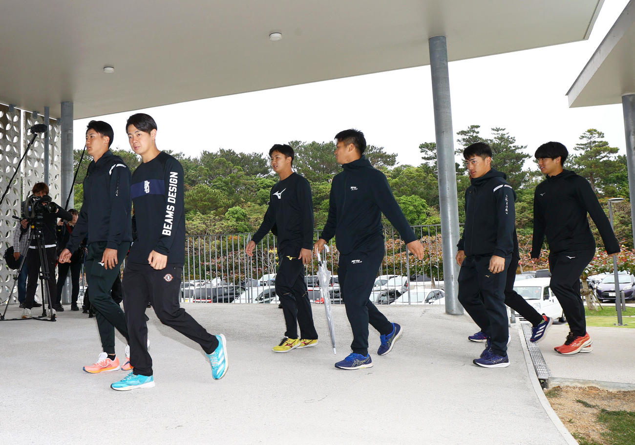 キャンプ休日、勝連城跡あまわりパークを訪れる阪神の新人ら、左から山田、下村、津田、松原、福島、石黒（撮影・上山淳一）