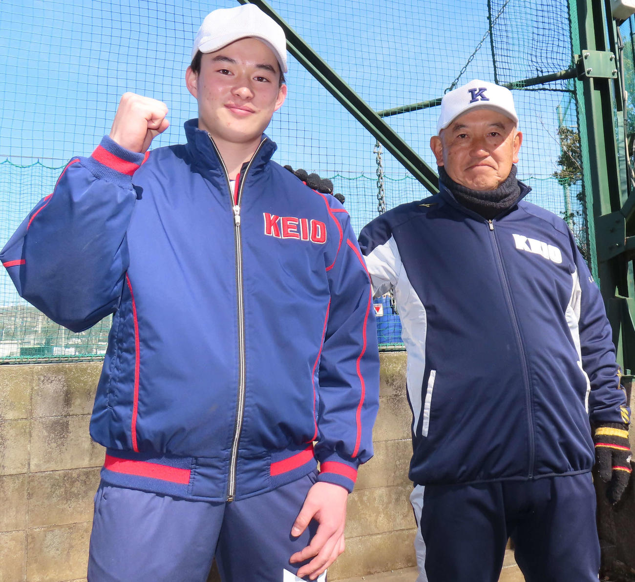 5日に進学予定先の慶大野球部全体練習に合流し、堀井監督（右）から「頼むぞ！」と激励を受けてガッツポーズを決める慶応・丸田（撮影・佐瀬百合子）