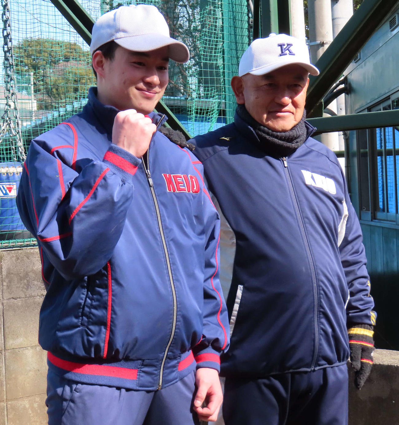 5日に進学予定先の慶大野球部全体練習に合流し、堀井監督（右）から「頼むぞ！」と激励を受けてガッツポーズを決める慶応・丸田（撮影・佐瀬百合子）