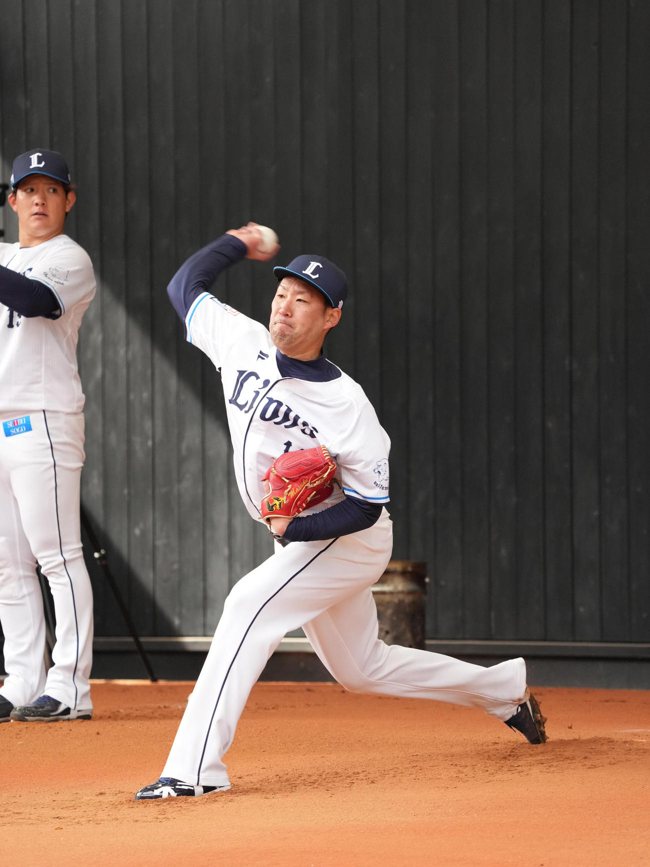 西武南郷キャンプ4日目、ブルペンで投球する西武増田（撮影・小沢裕）