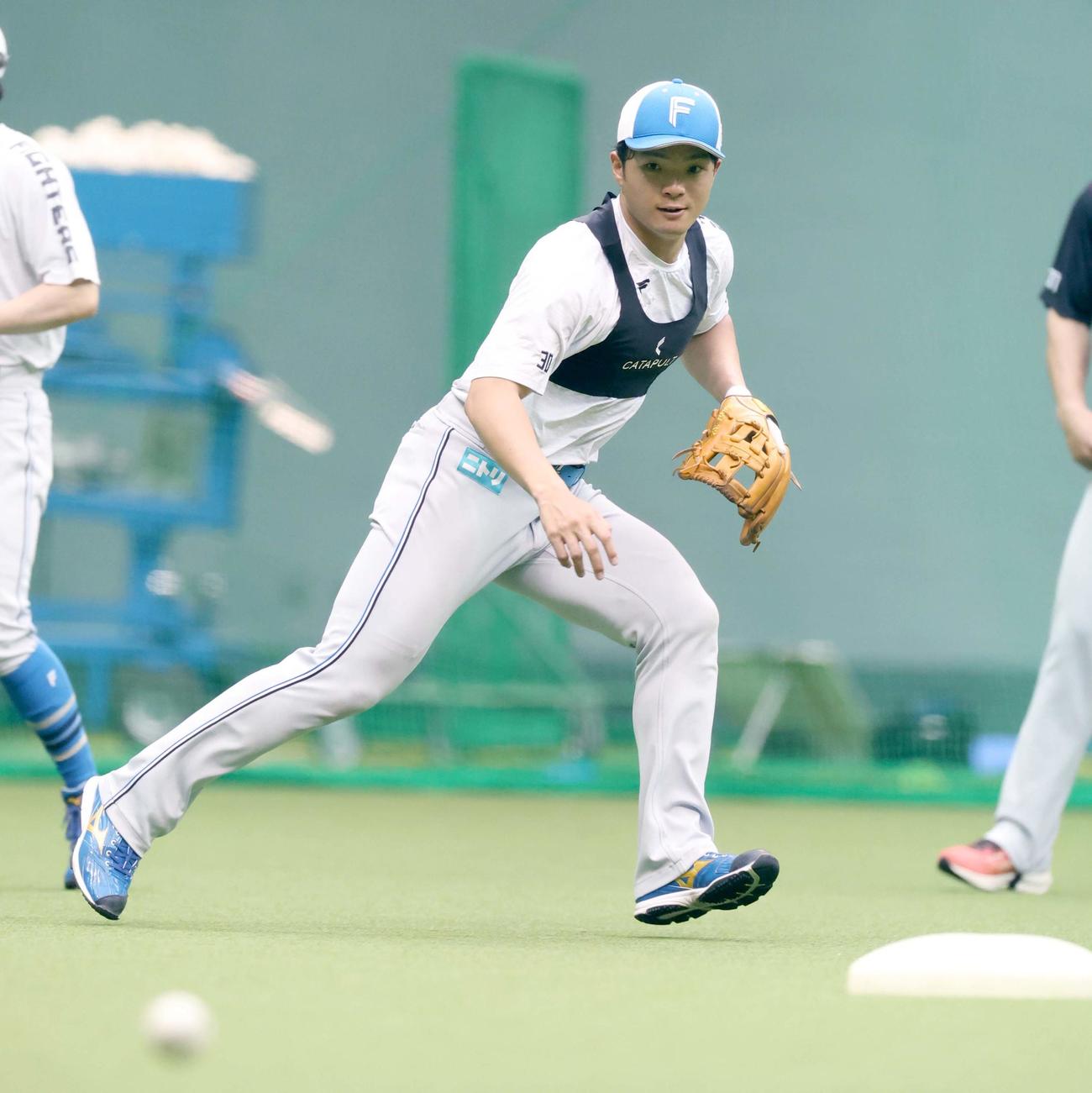 ノックを受ける日本ハム郡司