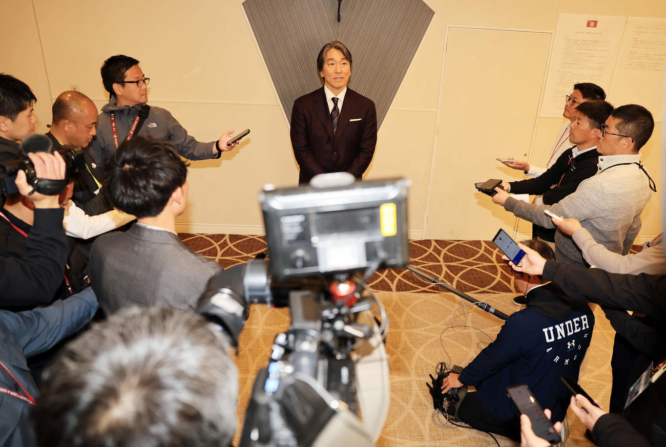 巨人の臨時コーチを務めるため宮崎入りした松井秀喜氏は、報道陣の質問に答える（撮影・浅見桂子）