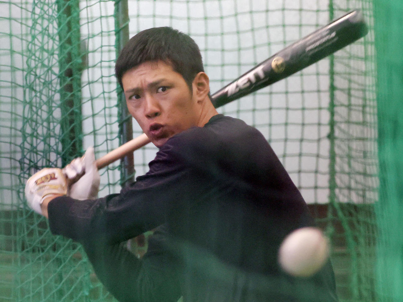 休日返上でマシン打撃練習をする広島中村奨（撮影・加藤孝規）
