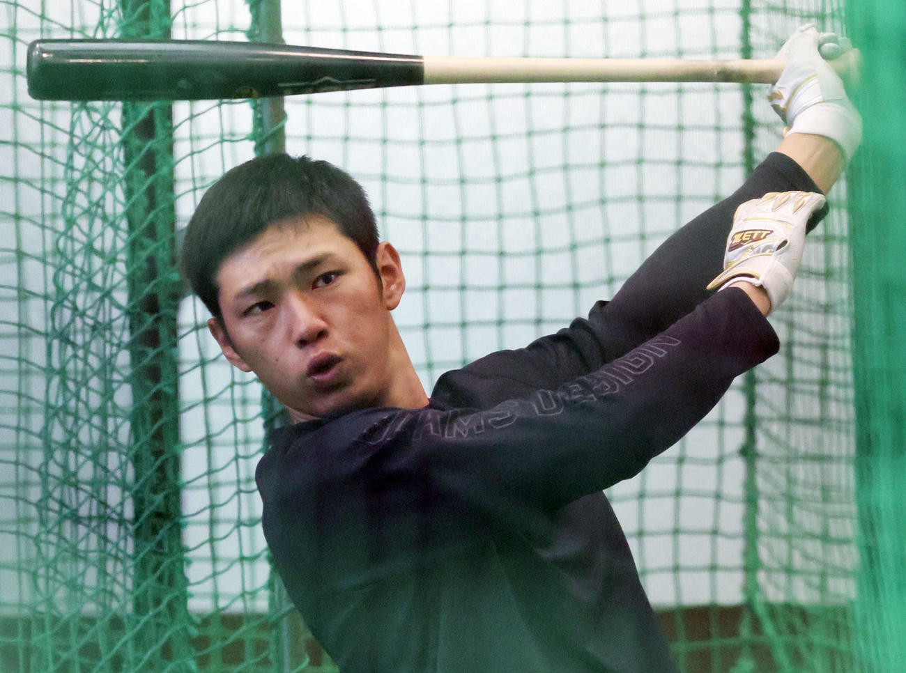 休日返上でマシン打撃練習をする広島中村奨（撮影・加藤孝規）