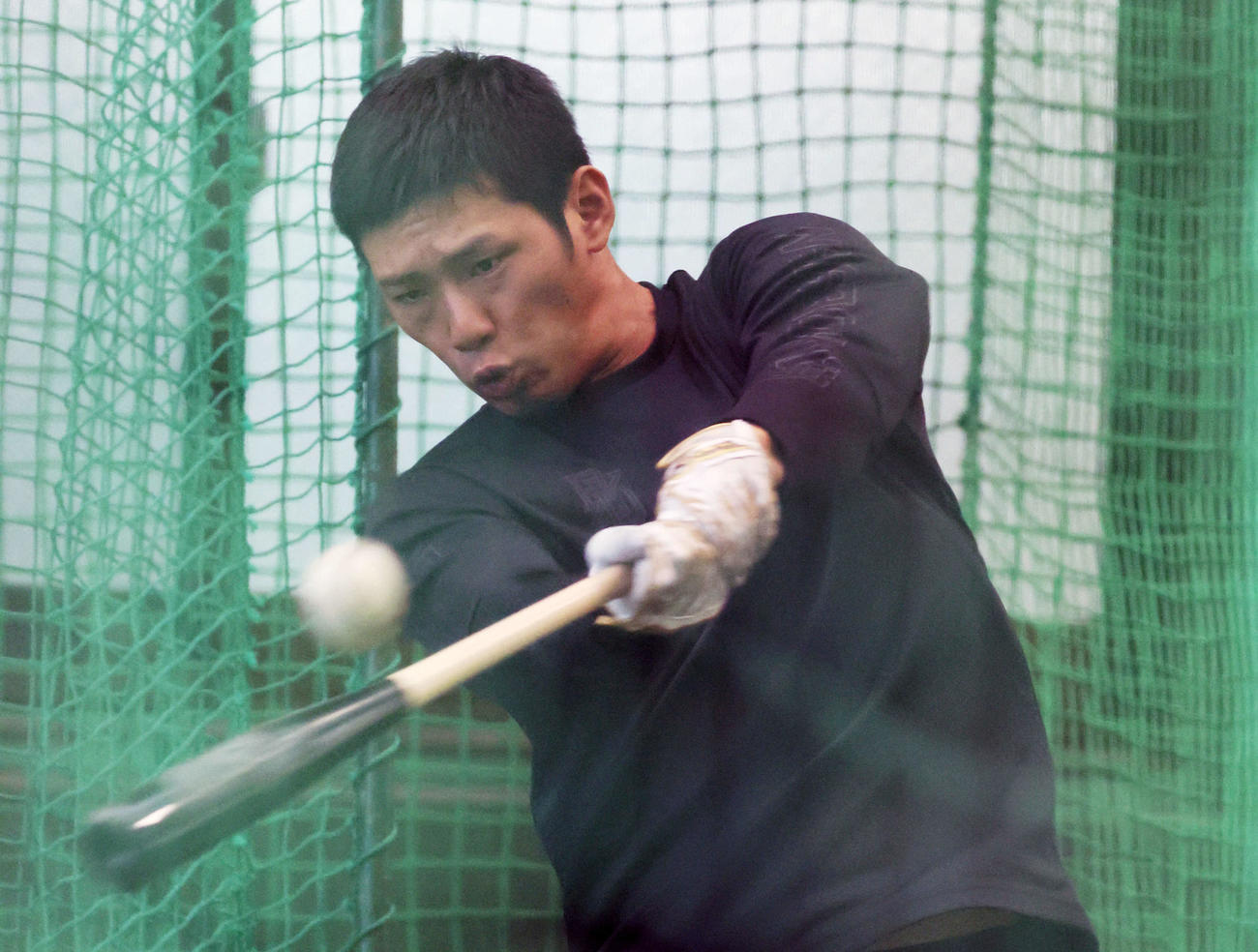 休日返上でマシン打撃練習をする広島中村奨（撮影・加藤孝規）