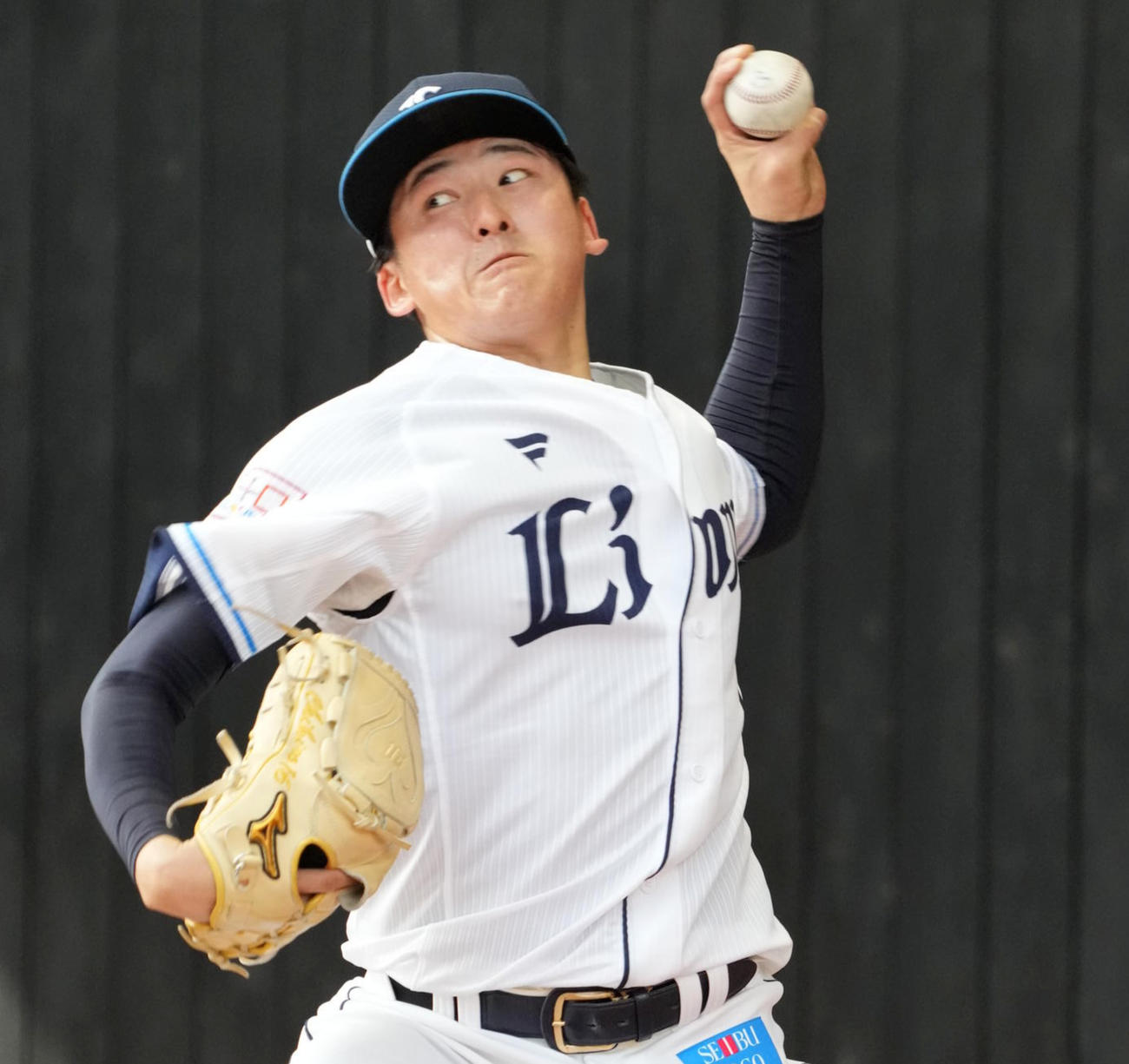 西武南郷キャンプ4日目、ブルペンで投球する西武隅田（撮影・小沢裕）