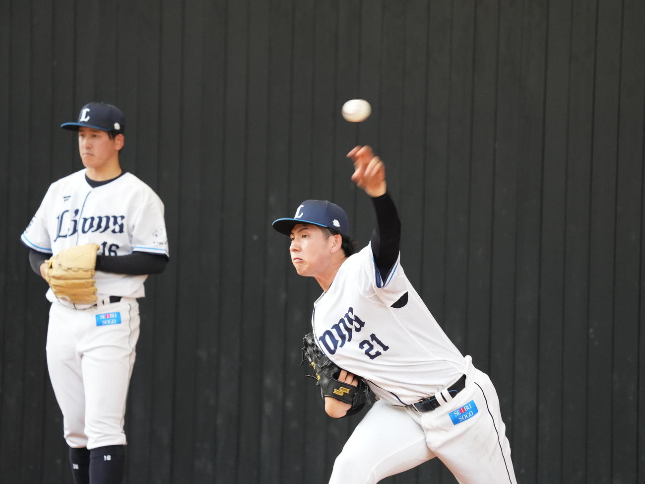 西武南郷キャンプ4日目、ブルペンで投球する西武ドラフト1位の武内。左は隅田（撮影・小沢裕）