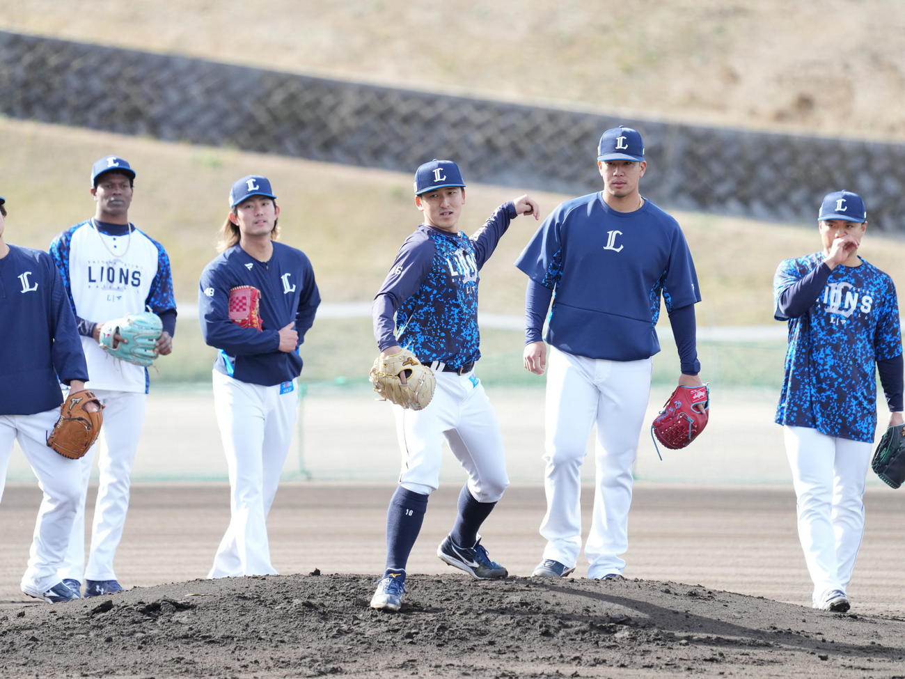 西武南郷キャンプ4日目、投内連携に臨む西武隅田（中央）（撮影・小沢裕）