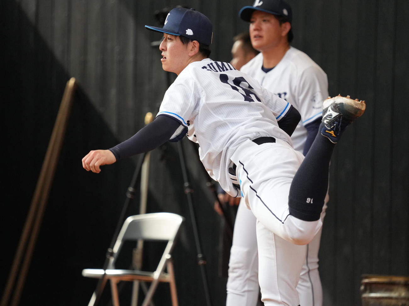 西武南郷キャンプ4日目、ブルペンで投球する西武隅田（撮影・小沢裕）