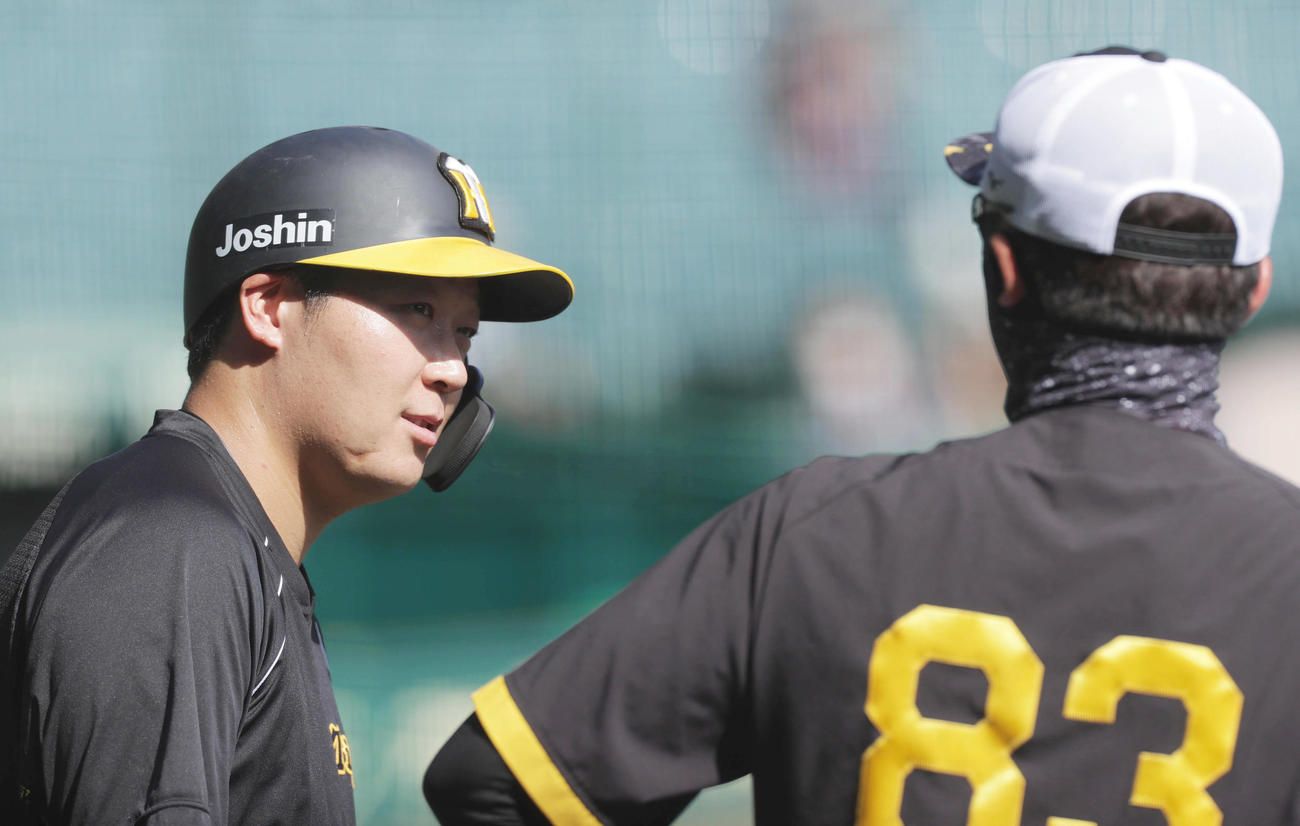 練習中、阪神新井コーチ（右）と言葉を交わす大山（2022年8月31日撮影）