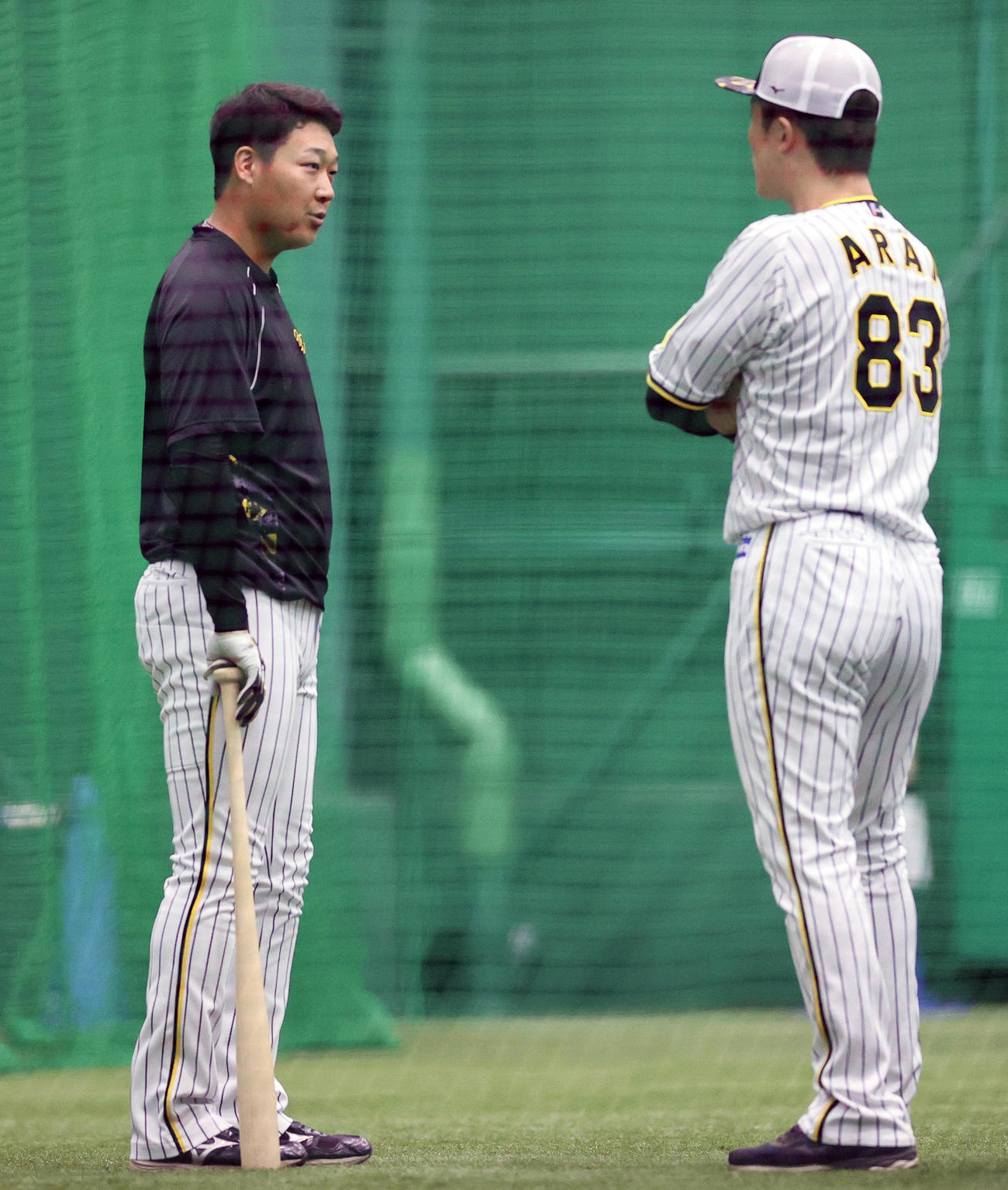 室内練習で阪神大山（左）は新井打撃コーチと話す（2022年10月7日撮影）