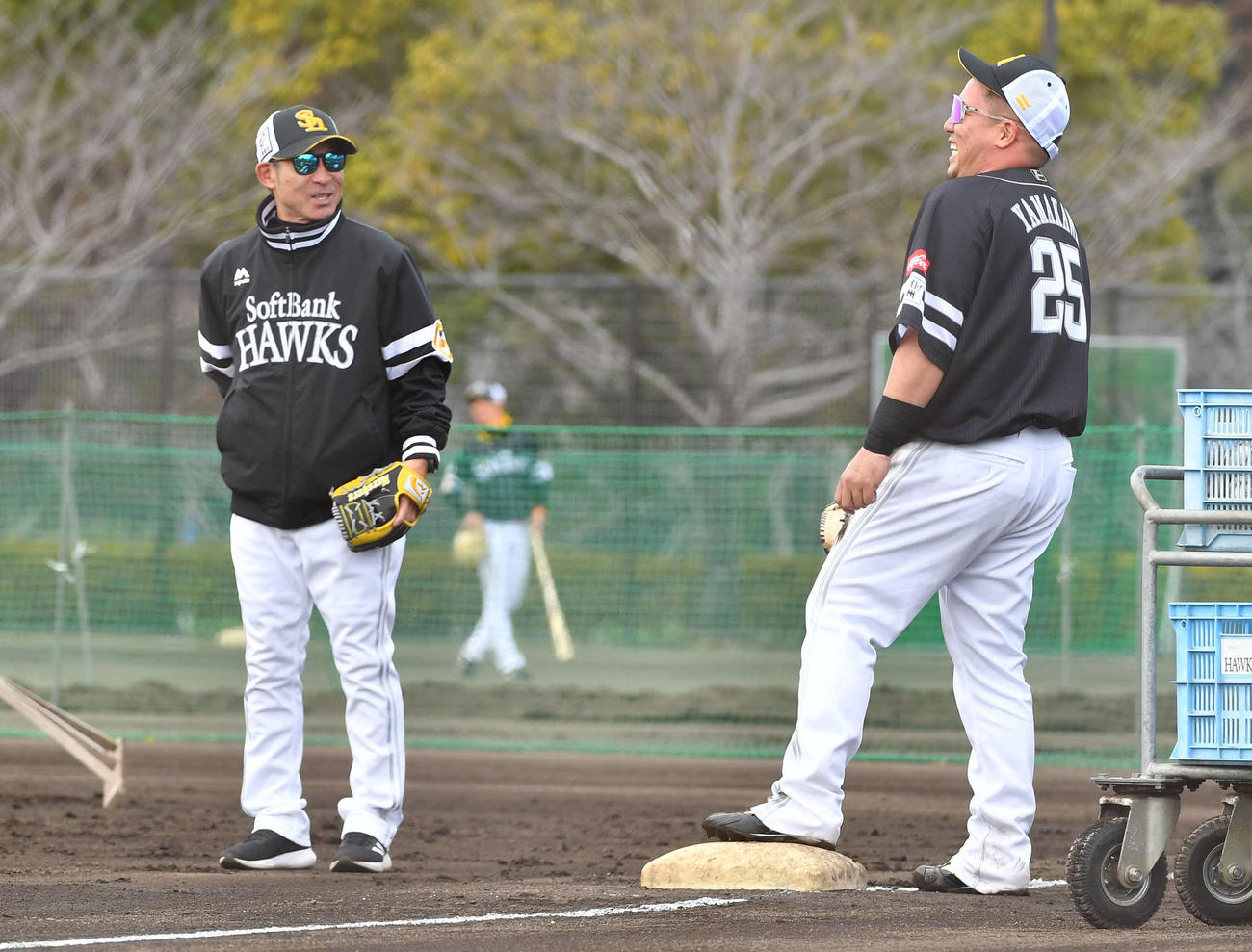 7日、特守を終えて奈良原ヘッドコーチ（左）と笑顔で話すソフトバンク山川（撮影・岩下翔太）