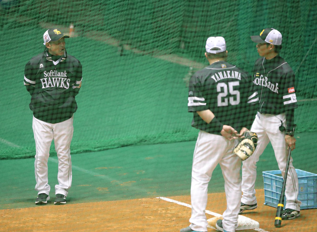 一塁の守備について山川に指導する奈良原コーチ、右は本多コーチ（撮影・梅根麻紀）