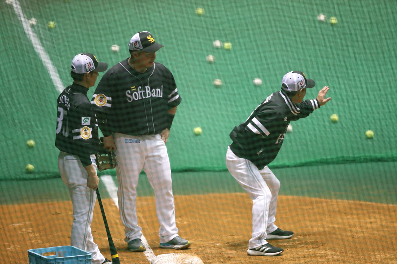 一塁の守備について山川に指導する奈良原コーチ、左は本多コーチ（撮影・梅根麻紀）