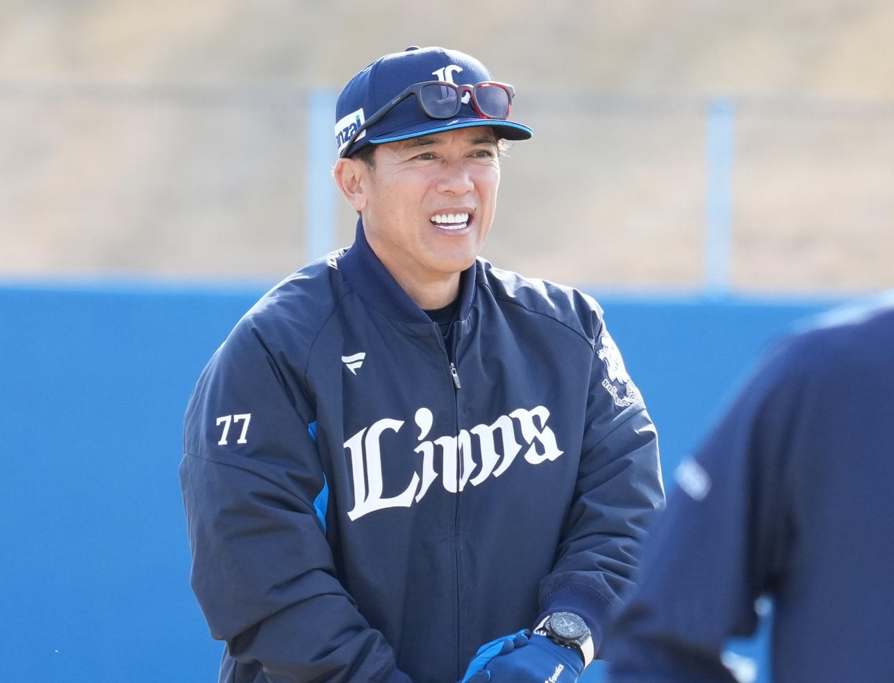 西武南郷キャンプ4日目、練習を見守る西武松井監督