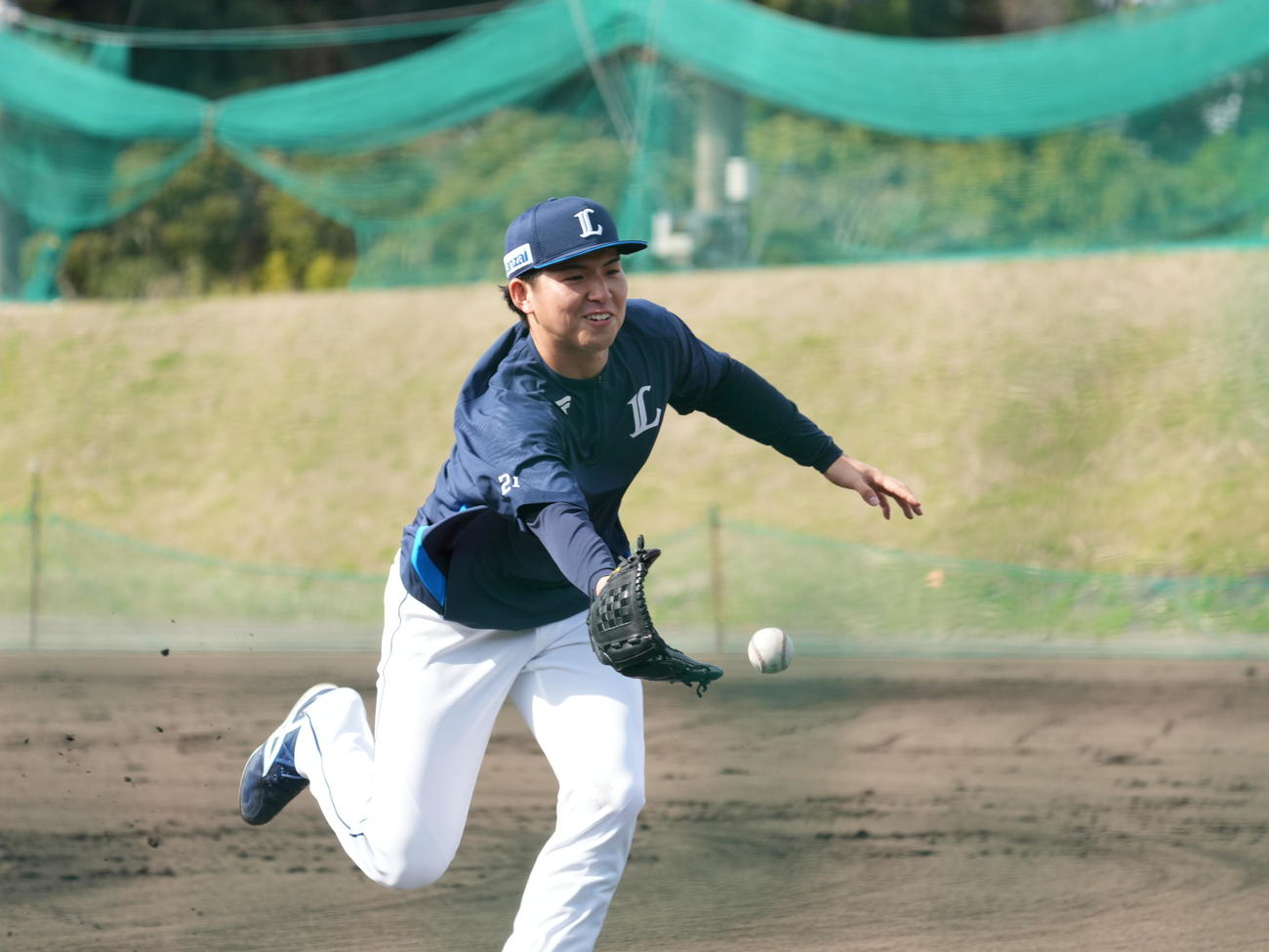 西武南郷キャンプ4日目、守備練習で本塁へグラブトスする西武ドラフト1位の武内（撮影・小沢裕）