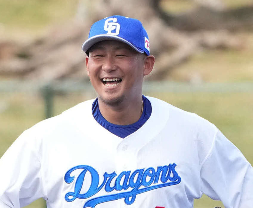 1日、笑顔でキャンプインした中日中田