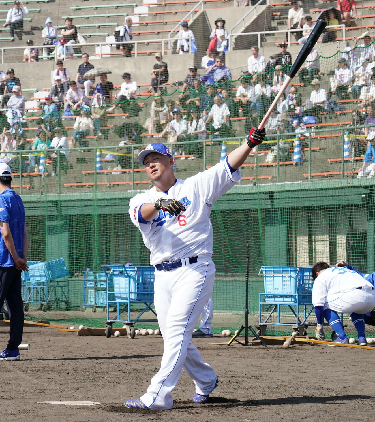 2日、ロングティー打撃練習をする中日中田