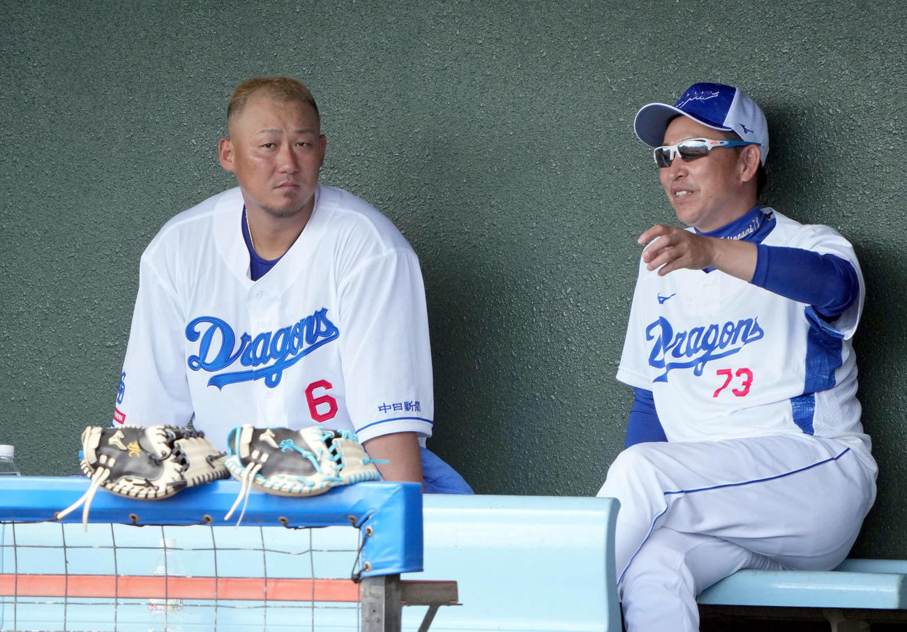 1日、中日立浪監督（右）と話し合う中田