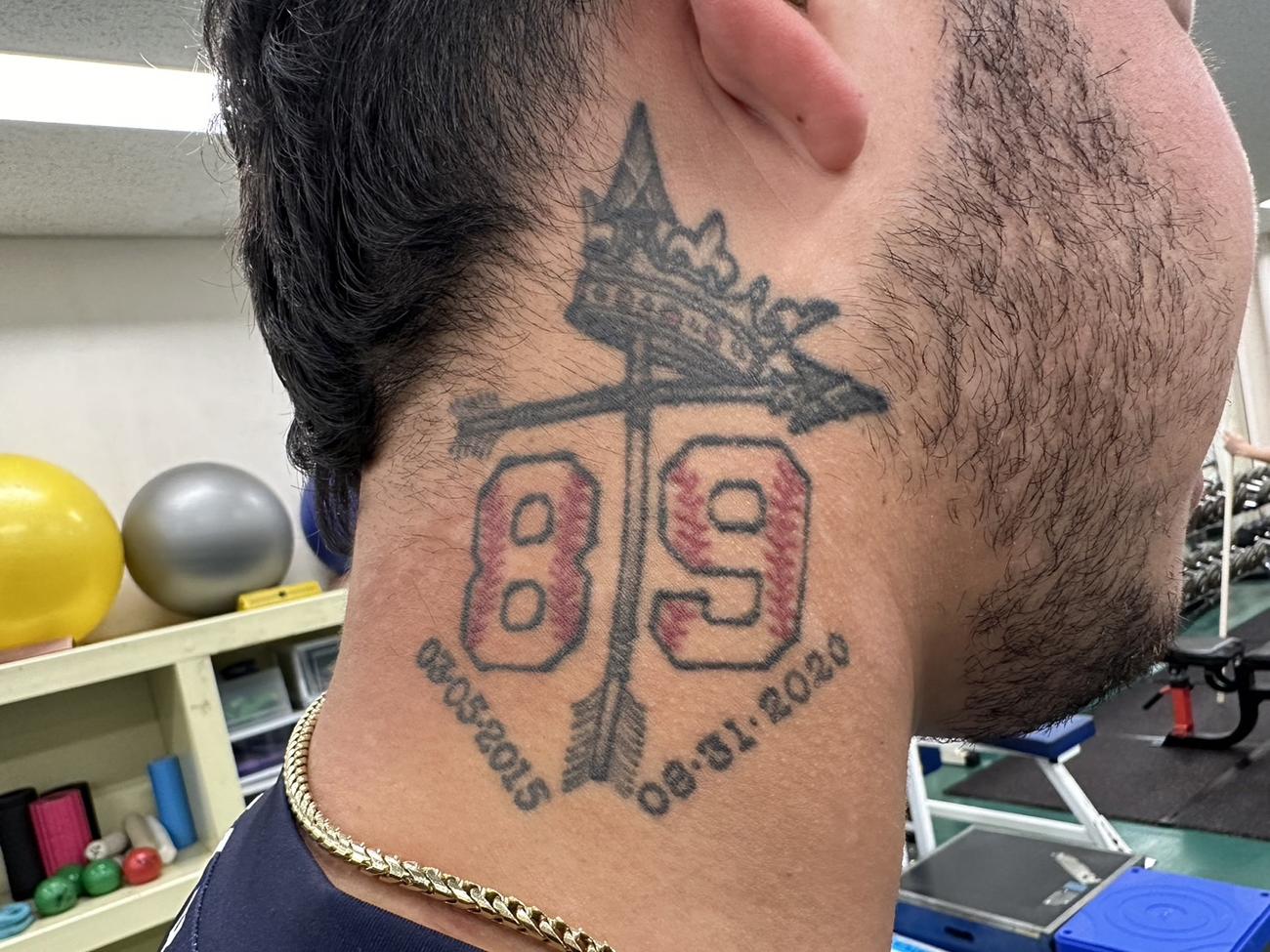 右耳の下付近に「89」のタトゥーを刻む、ヤクルトの新外国人ヤフーレ投手（本人提供）