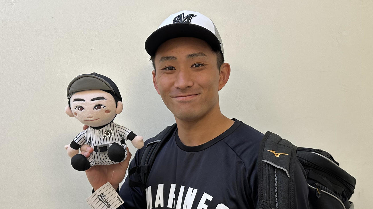 自身のぬいぐるみを手に笑顔の小島（球団提供）