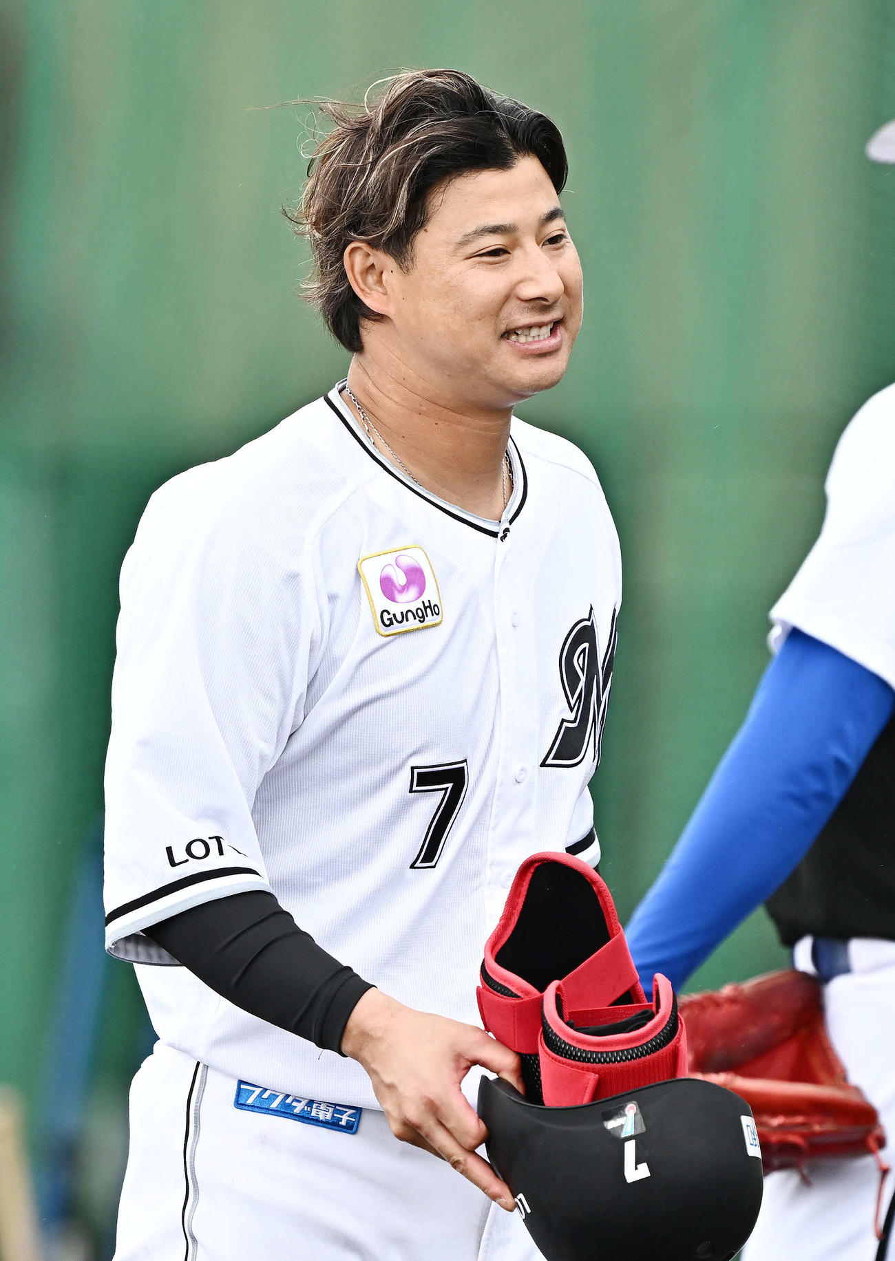 ライブBPで本塁打を放ったロッテ藤岡は笑顔で引き揚げる（撮影・滝沢徹郎）