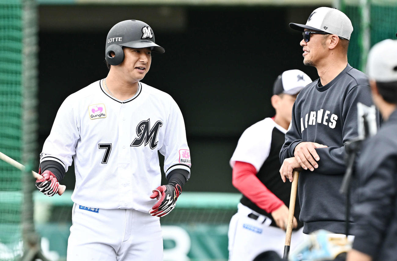 ライブBPで本塁打を放ったロッテ藤岡（左）は福浦ヘッド兼打撃コーチと話す（撮影・滝沢徹郎）