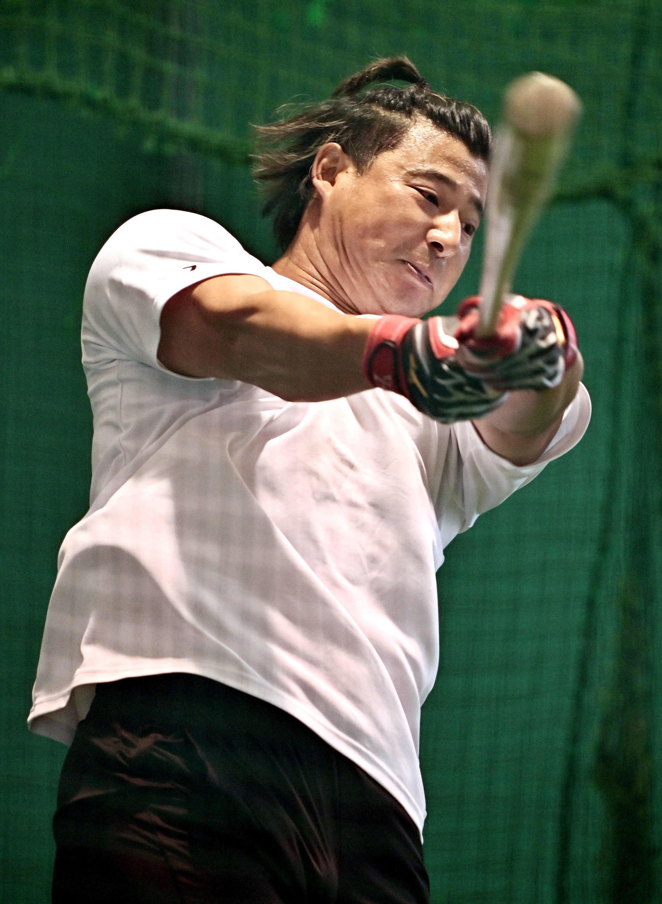 居残りの打撃練習で汗を流すロッテ藤岡（撮影・滝沢徹郎）