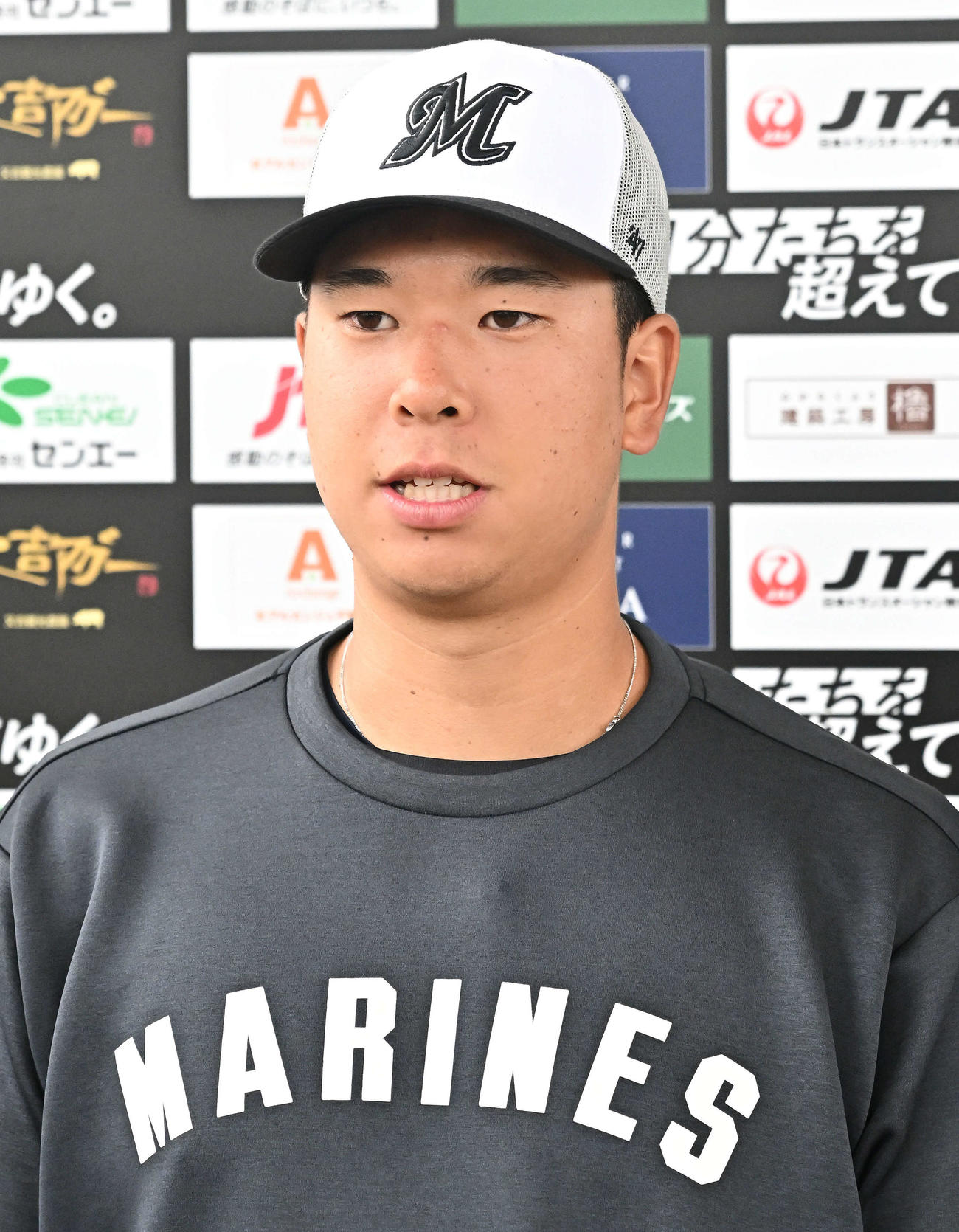 取材に応じるロッテ上田（撮影・滝沢徹郎）