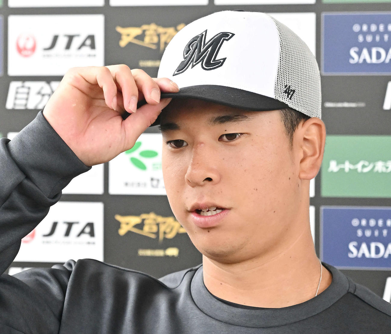 取材に応じるロッテ上田（撮影・滝沢徹郎）