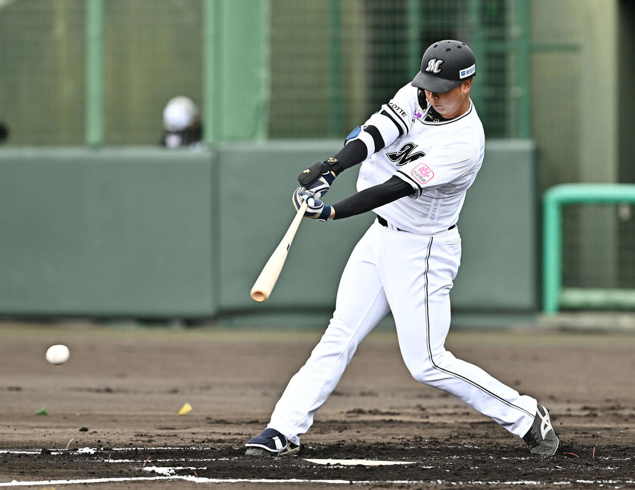 ライブBPで安打性の打球を放つロッテ上田（撮影・滝沢徹郎）