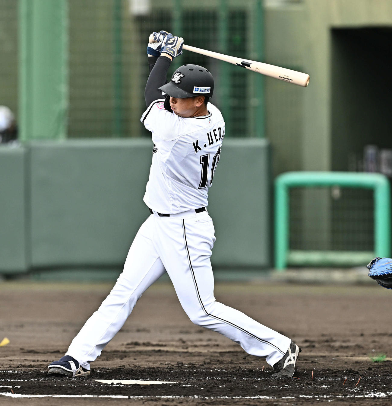 ライブBPで安打性の打球を放つロッテ上田（撮影・滝沢徹郎）