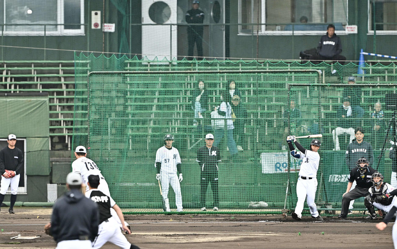 ライブBPで安打性の打球を放つロッテ上田。投手吉田（撮影・滝沢徹郎）