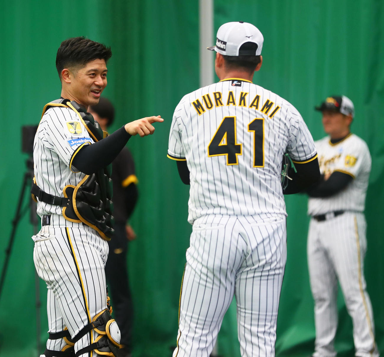 1日、ブルペンで村上頌樹（右）と話す坂本誠志郎