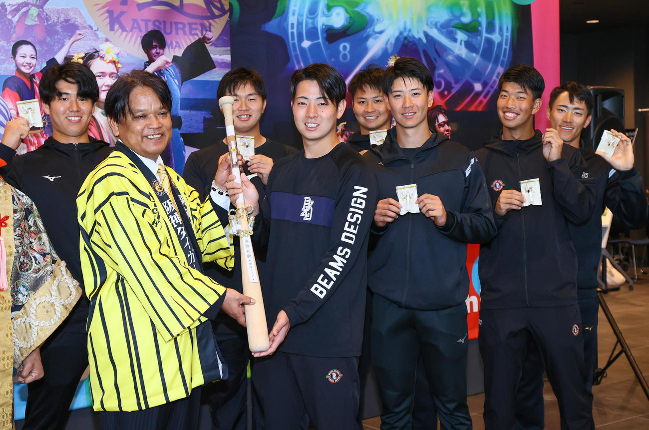 うるま勝連祈願式で笑顔見せる、左から石黒、中村正人うるま市長、津田、下村、松原、山田、百崎、福島（撮影・上山淳一）