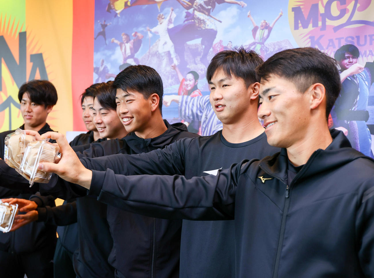 「メンチ勝バーガー」を手に笑顔を見せる、左から石黒、山田、下村、百崎、津田、福島（撮影・上山淳一）