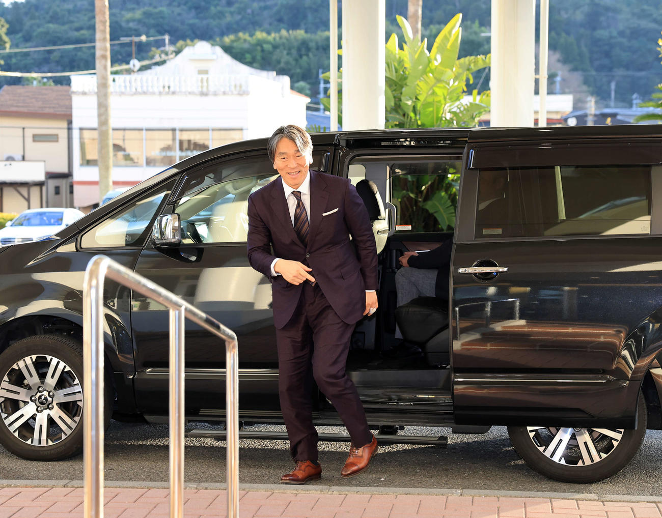 巨人の臨時コーチを務めるため宮崎入りした松井秀喜氏は、宿舎に入る（撮影・浅見桂子）