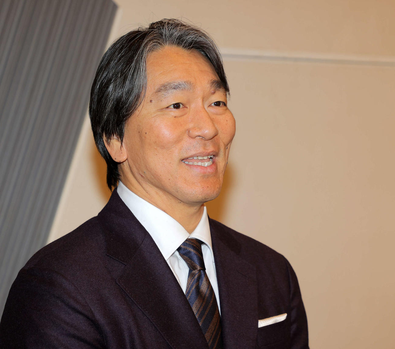 巨人の臨時コーチを務めるため宮崎入りした松井秀喜氏は、笑顔で報道陣に質問に答える